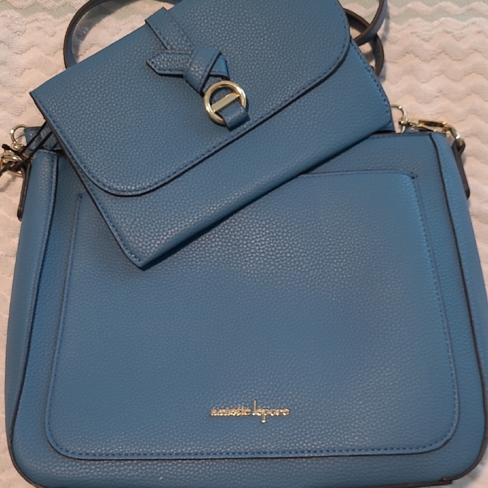 Sophisticated Blue Crossbody Bag with Structured Design